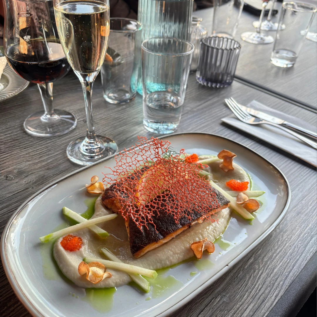 Svensk fjällröding med jordärtskockspuré och rom på Bon Jotti i Arboga